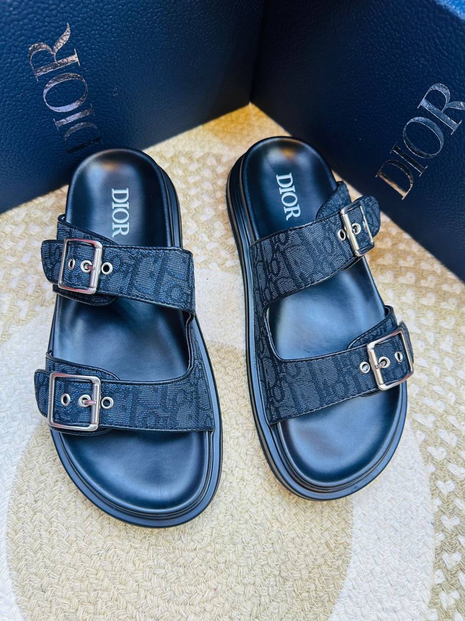 Dior
Size 40-46 
150 dhs✅

Zain57
♥️♥️♥️