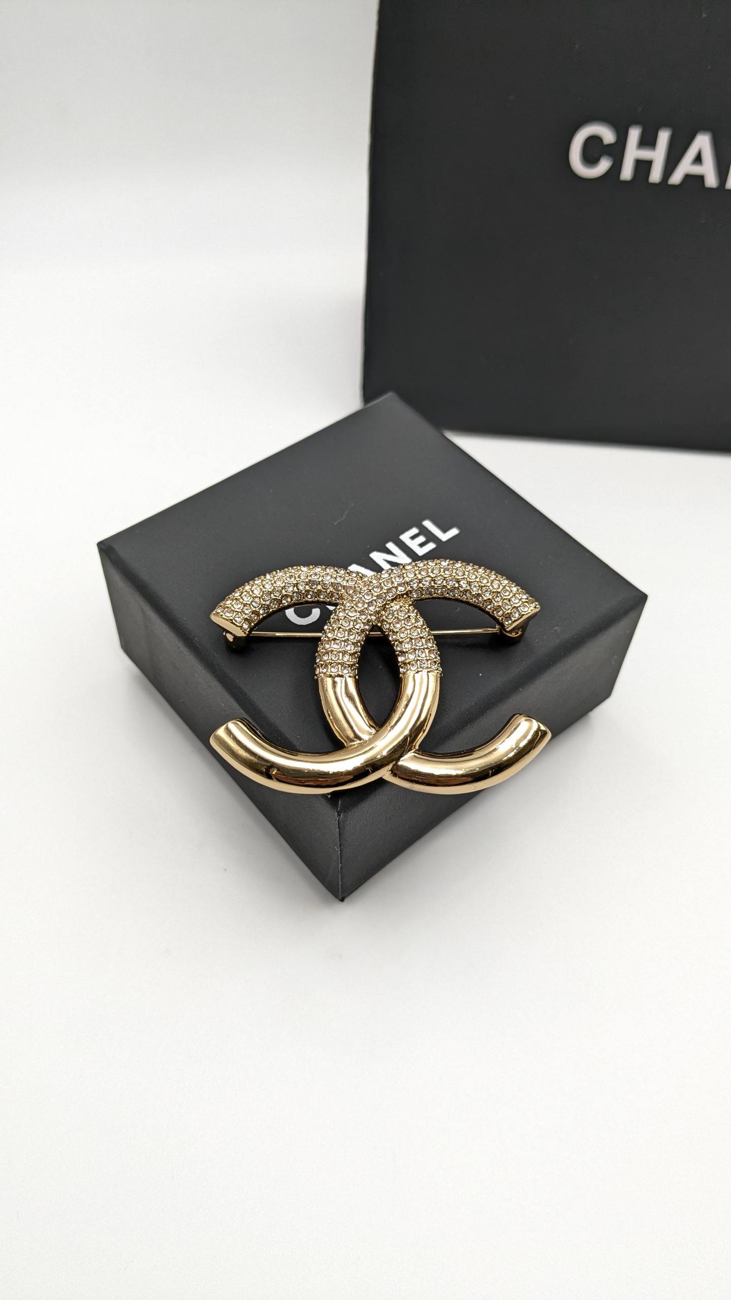 Chanel
*Master Quality* 
*Brooch*
90 dhs❤️ with Normal Box 🎁


Zain210
♥️♥️♥️