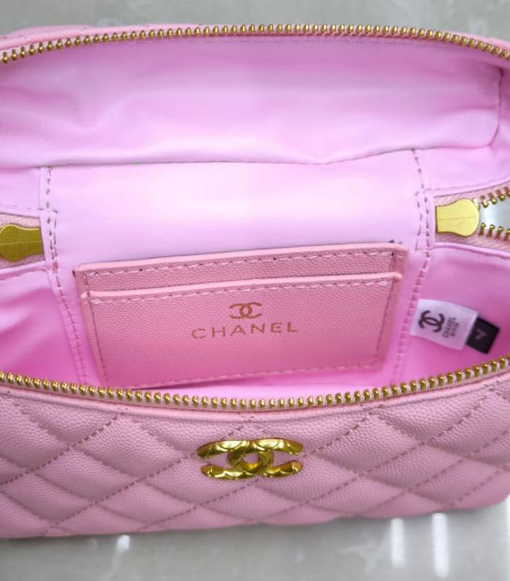 CHANEL Vanity Bag
Grained leather Material
Gold Hardware
With long chain belt strap
Size : 19 cm
With BOX

100 dhs💓

Zain239
♥️♥️♥️