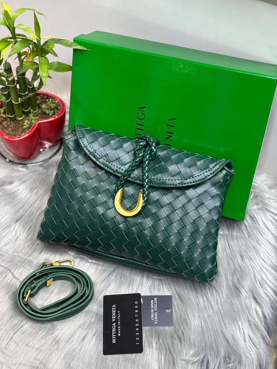 BOTTEGA
SIZE  ………26 CM 🥰
90 dhs❤️

with Box🌷
🎁🎁🎁

Zain244
♥️♥️♥️