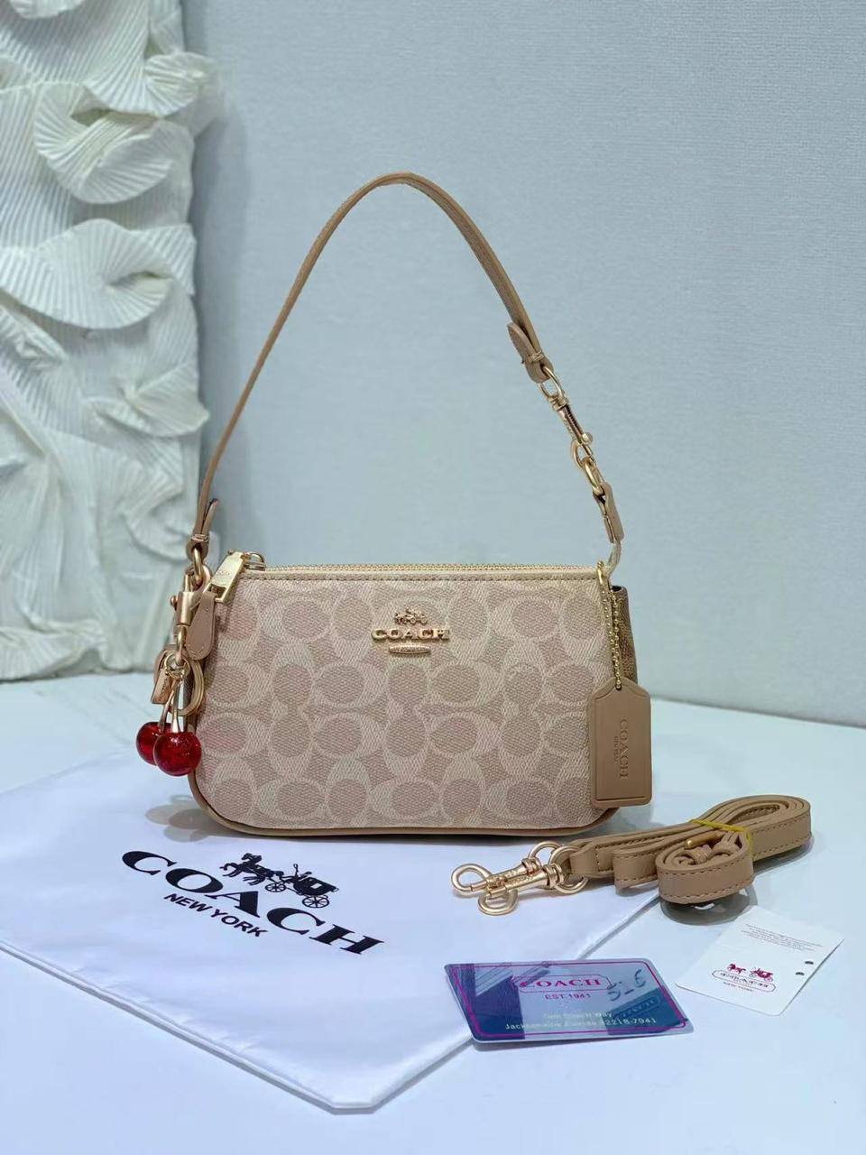 Coach 
95 dhs❣️
with box 
🎁🎁🎁

Good quality

Zain253
♥️♥️♥️