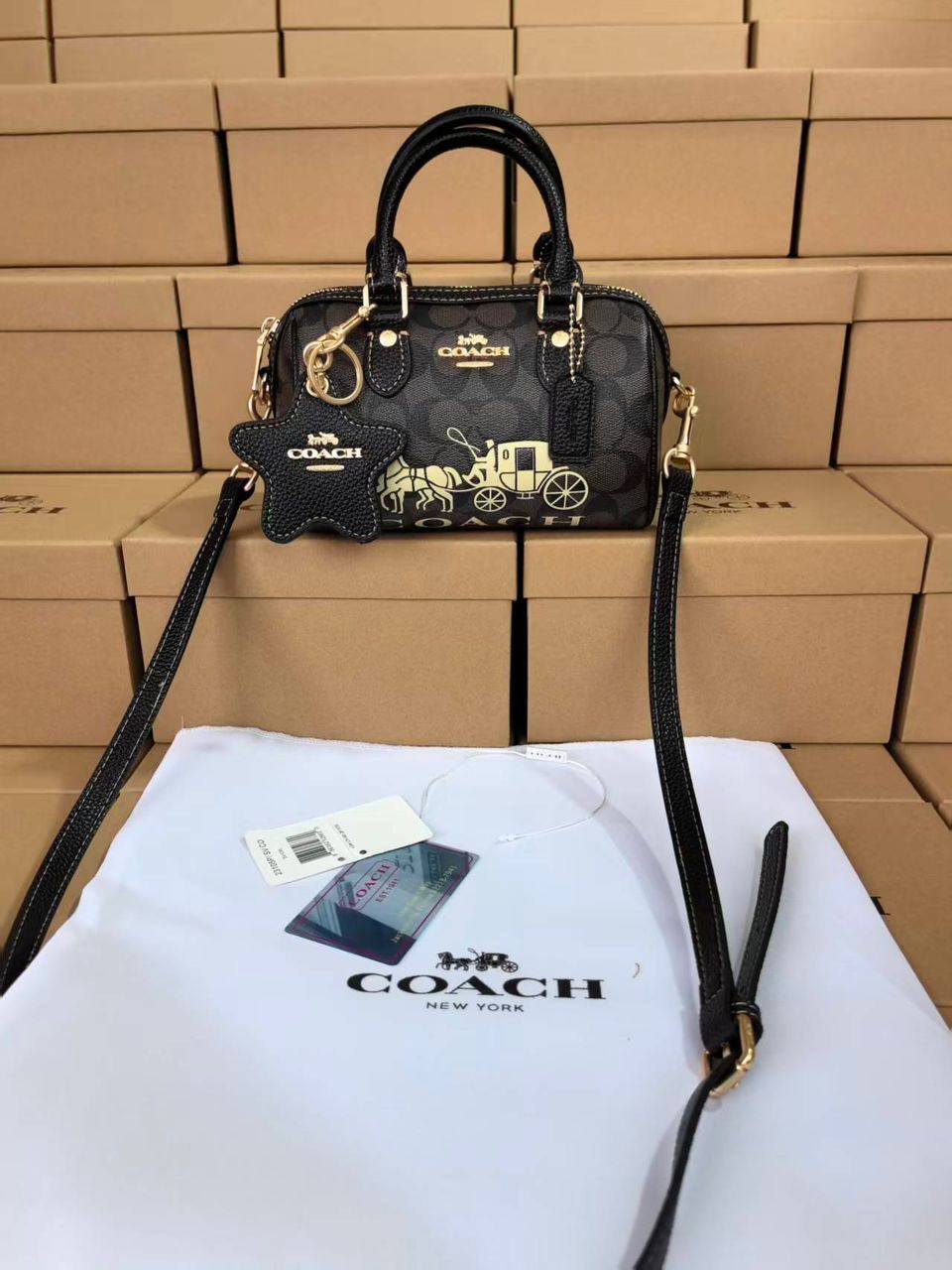 Coach
100 dhs✅
SIZE：17cm
good-quality
 with box

Zain35
♥️♥️♥️