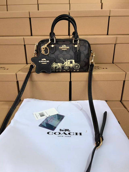 Coach
100 dhs✅
SIZE：17cm
good-quality
 with box

Zain35
♥️♥️♥️