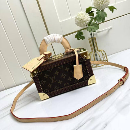 LV 
camera & mackup box 
430 dhs❣️

Zain228
♥️♥️♥️