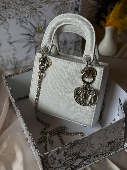 DIOR

17cm
340 dhs🪙🌨️

Top quality 

With box🎁

Zain167
♥️♥️♥️