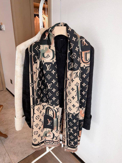 Brand Shawl / Scarf 
Good quality
Size:  180 * 68 cm
45 dhs🪙💕

Zain115
♥️♥️♥️