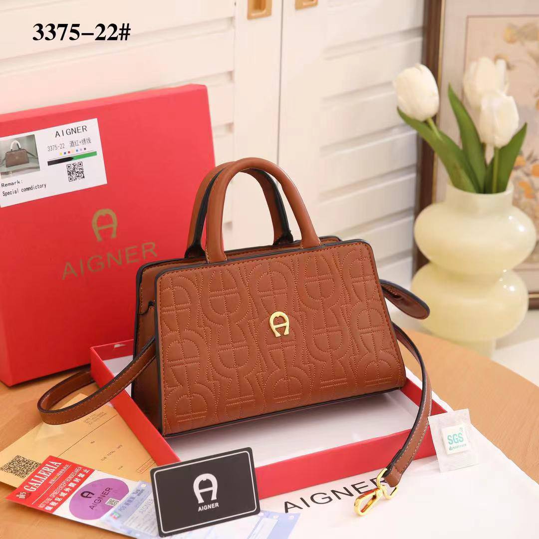 Aigner
115 dhs❤️
SIZE：22cm

High-quality product with a box
🎁🎁🎁

Zain35
♥️♥️♥️