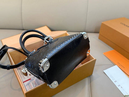 LV L001

 COPY ONE 
NEW CAME 

WITH BOX
🎁🎁🎁

180 dhs✅

Zain39
♥️♥️♥️