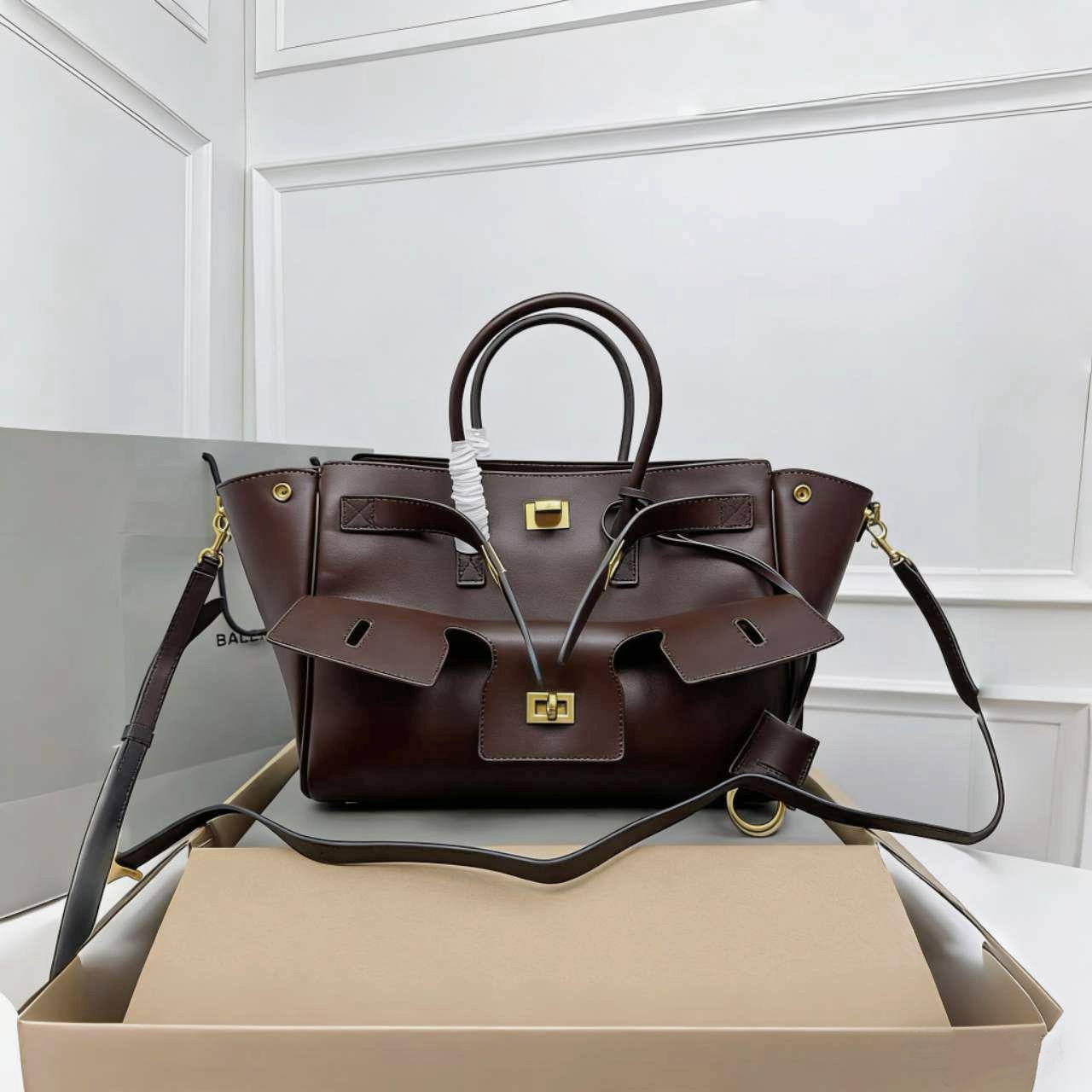 BALENCIAGA

 Bel Air small size copy one 
150 dhs❣️

Zain39
♥️♥️♥️