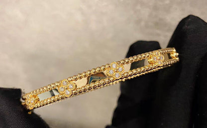 VCA Bangle* 💎
Medium size 
*Master Quality* 💐

75 dhs🗽
normal box 📦

Zain48
♥️♥️♥️