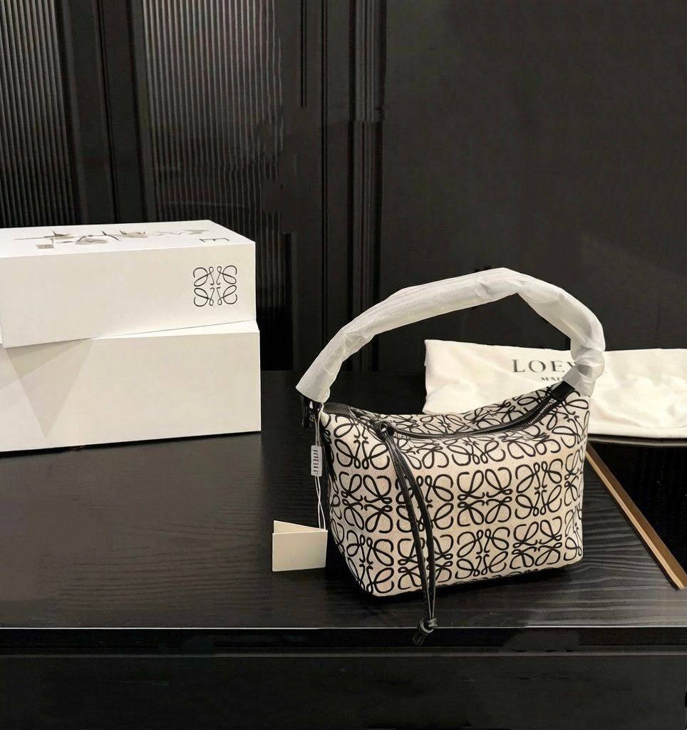 LOEWE 

 GOOD QUALITY BIG SIZE WITH BOX 🎁
95 dhs✅

SMALL SIZE 
WITH BOX 🎁
90 dhs✅

Zain295
♥️♥️♥️