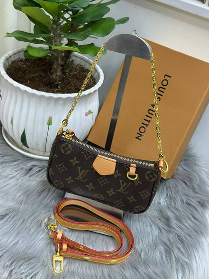 LV
SIZE  ……… 20CM🥰
85 dhs🪙🌨️

with BOX🌷
🎁🎁🎁

Zain244
♥️♥️♥️
