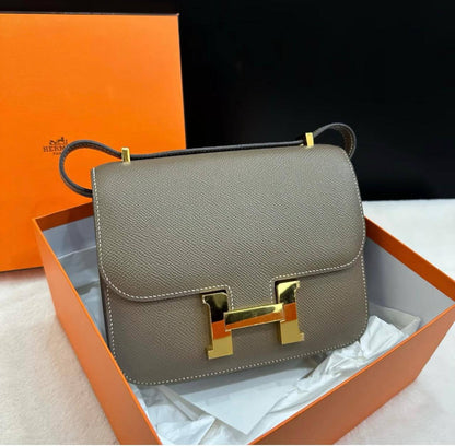 Hermes
good quality, comes 

with box, 
🎁🎁🎁

size... 23* 16 cm 

105 dhs🌺

Zain12
♥️♥️♥️