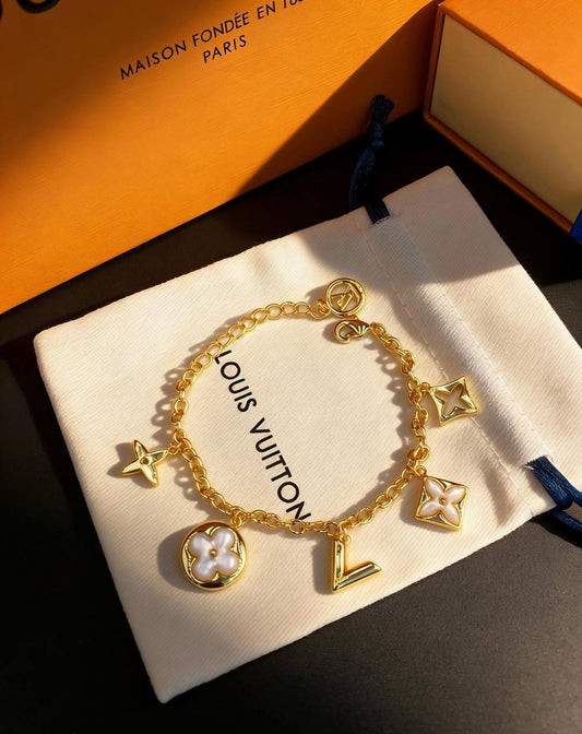 LV BRACELET
MASTER 💫✨
60 DHS💓
WITH BOX AND PAPER BAG🛍️🎁

Zain89
♥️♥️♥️