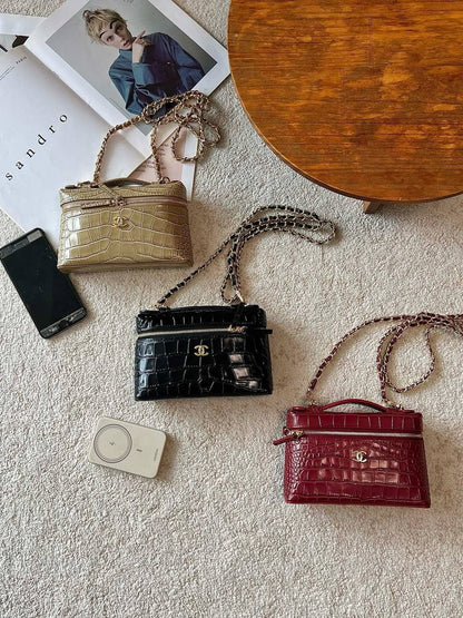 CHANEL 

new arrival 

240 dhs 🇦🇪🇦🇪
19cm🥰🥰

Zain228
♥️♥️♥️