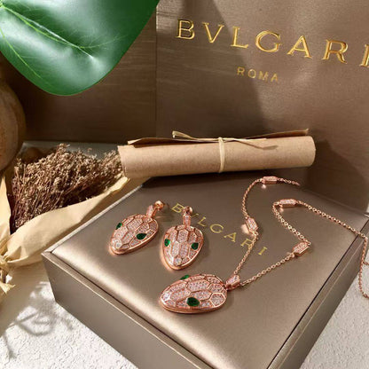 BVLGARI ❤️‍🔥*
Necklace 🦋
Earring ✨
Master quality 💯
With normal boxes 🗃️ 
120 dhs✅
With master box 📦 
160 dhs✅

Zain216
♥️♥️♥️