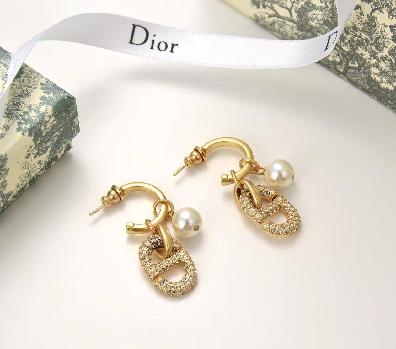 Dior CD set* 🎊
Necklace 
Earrings 
Bracelet 
Master quality 🦋

170 dhs❣️
normal box 📦

Zain48
♥️♥️♥️