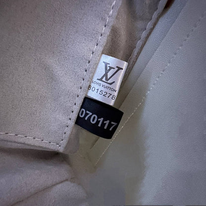 LV

NEW CAME 

HIGH QUALITY 
WITH BOX 
130 dhs🇦🇪🇦🇪

Zain39
♥️♥️♥️