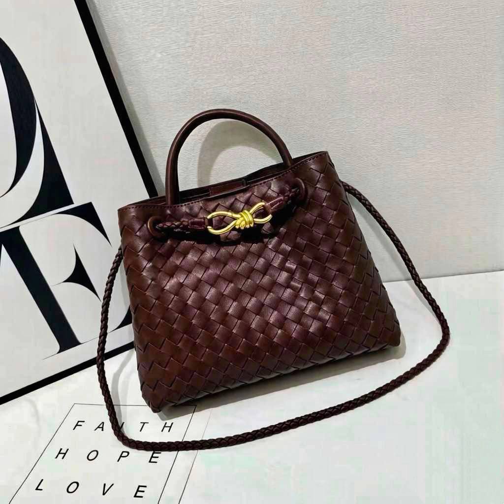 BOTTEGA 
GOOD QUALITY 
WITH BOX 
120 dhs💛
Size: 25cm

Zain295
♥️♥️♥️