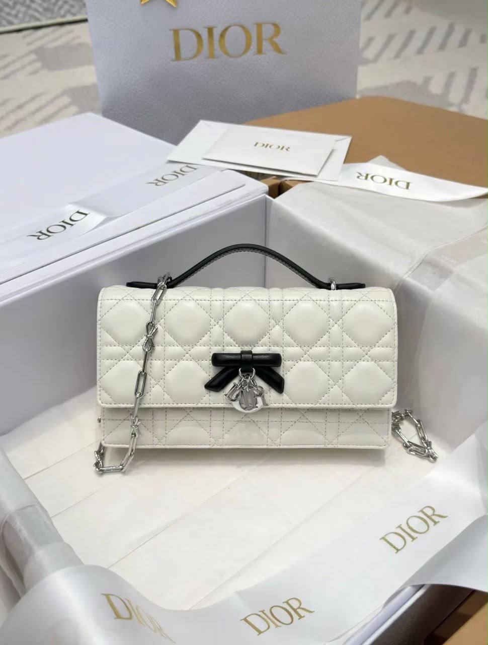 Dior
100 dhs🇦🇪🇦🇪

GOOD-quality 
with box

Zain35
♥️♥️♥️