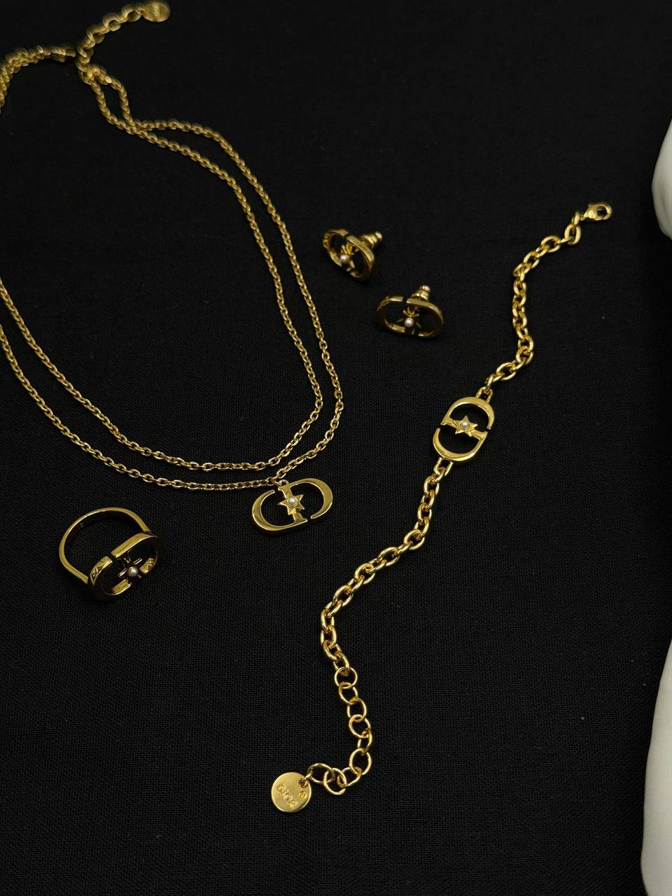 *DIOR* 🤍
* *New Collection*  
* D I O R CD Star®️& Pearl full Set 
↗️ *Super Master Quality ®️*

Full Set (Necklace, Earrings, Bracelet & Ring)
*320 dhs🌹* with *Normal* Box & Bag
*340 dhs🌹* with *Orignal* Packaging

Zain106
♥️♥️♥️
