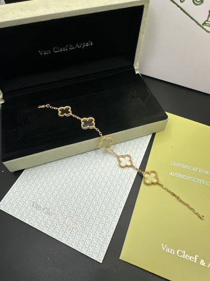 Plain VCA 
BRACELET✨💫
60 DHS💓 
WITH SMALL BOX AND PAPER BAG🎁🛍️

Zain89
♥️♥️♥️