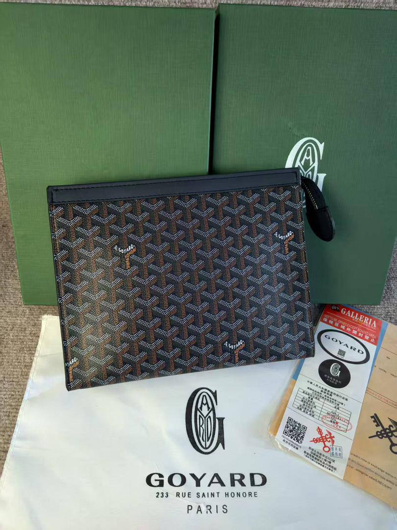 Pouch
65 dhs✅
with box🎁🎁🎁

size 27×5×21cm

Zain42
♥️♥️♥️