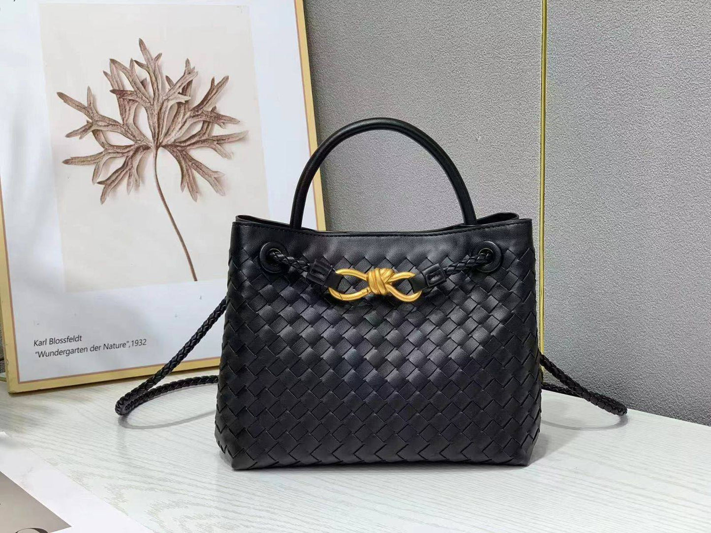 Bottega veneta  

with box 
🎁🎁🎁

100 dhs❤️

Zain177
♥️♥️♥️