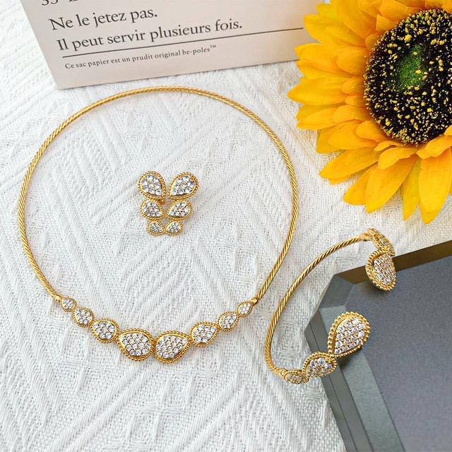 Bouchron* _Set_
Necklace Bracelet Earrings
     
170 dhs❤️
         _With_
         *Box* 📦
*Master Quality*✨✅

Zain89
♥️♥️♥️
