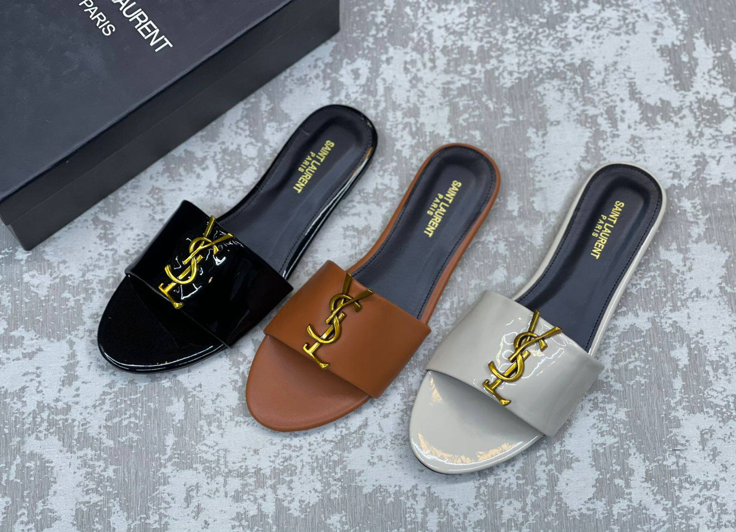 YSL 
SLIPPERS NEW DESIGN 

Size 36 to 41

90 dhs🌺

Zain175
♥️♥️♥️