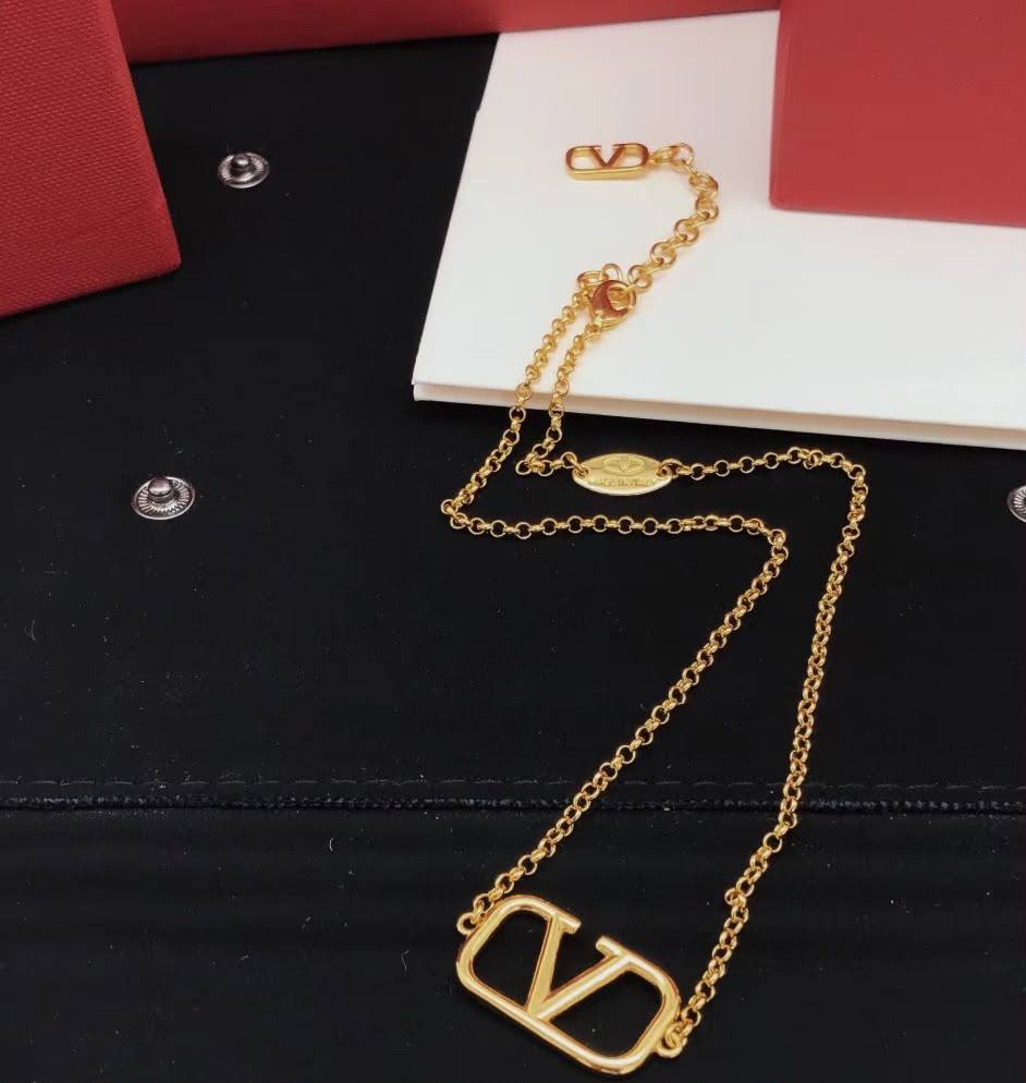VALENTINO
Necklace & Bracelet 
*MASTER*🍁
With normal box 🎁
120 dhs🇦🇪🇦🇪

With master box🎁
140 dhs🇦🇪🇦🇪

Zain263
♥️♥️♥️