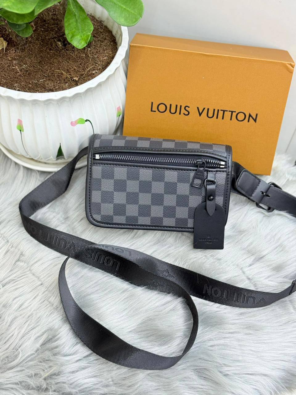 LV
SIZE  ………17CM 🥰
85 dhs❣️

with BOX🌷
🎁🎁🎁

Zain51
♥️♥️♥️