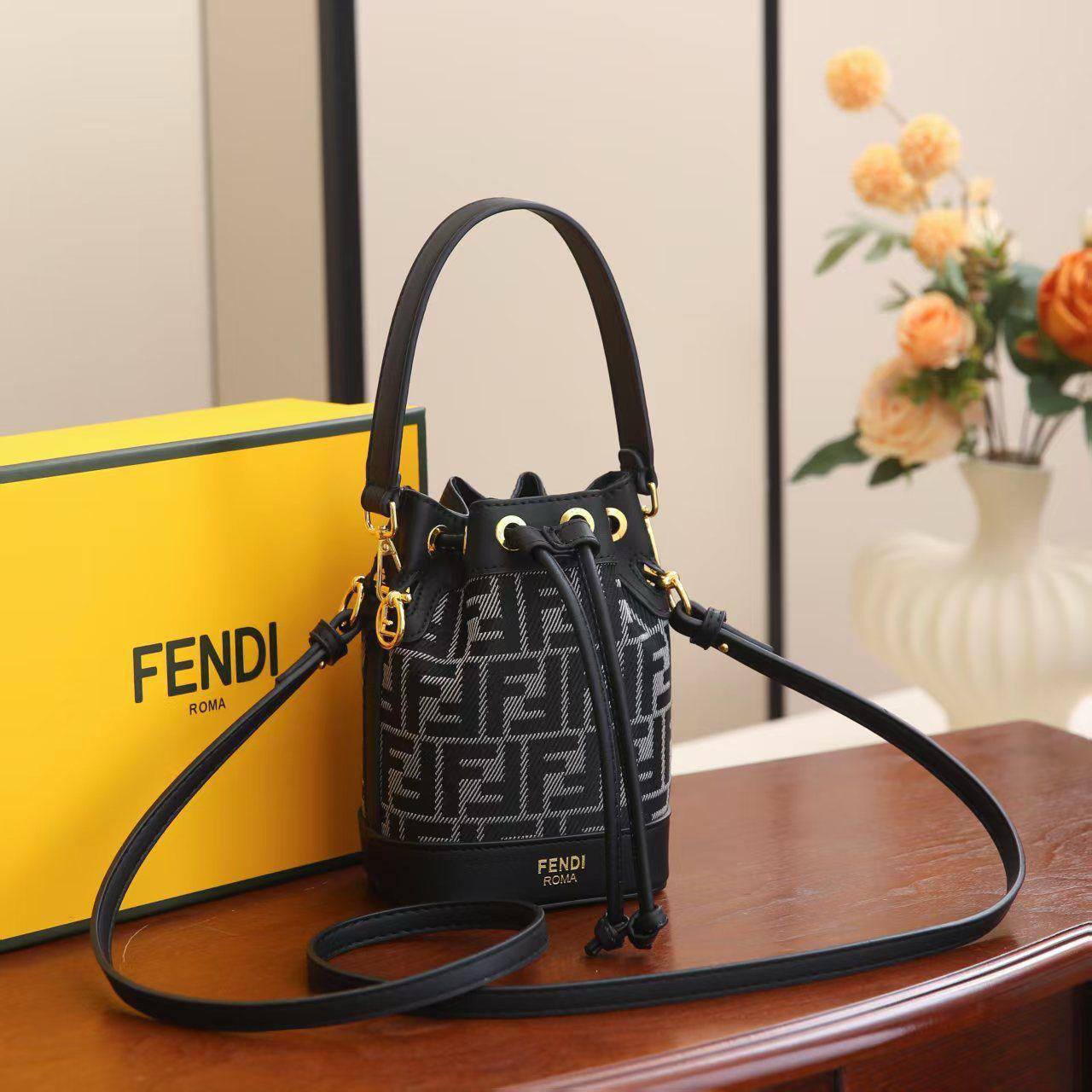 FENDI 
GOOD QUALITY 💯
90 dhs🗽

WITH BOX 📦
🎁🎁🎁

Zain28