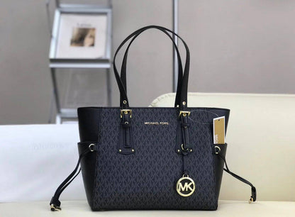 MK
95 dhs🪙🌨️

SIZE：40×25×14cm
Good quality 

with box
🎁🎁🎁

Zain35
♥️♥️♥️