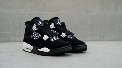 Air Jordan 4 "White Thunder"🖤⚪️
36-45 AVAILABLE 🤩
190 dhs❣️

Zain242
♥️♥️♥️