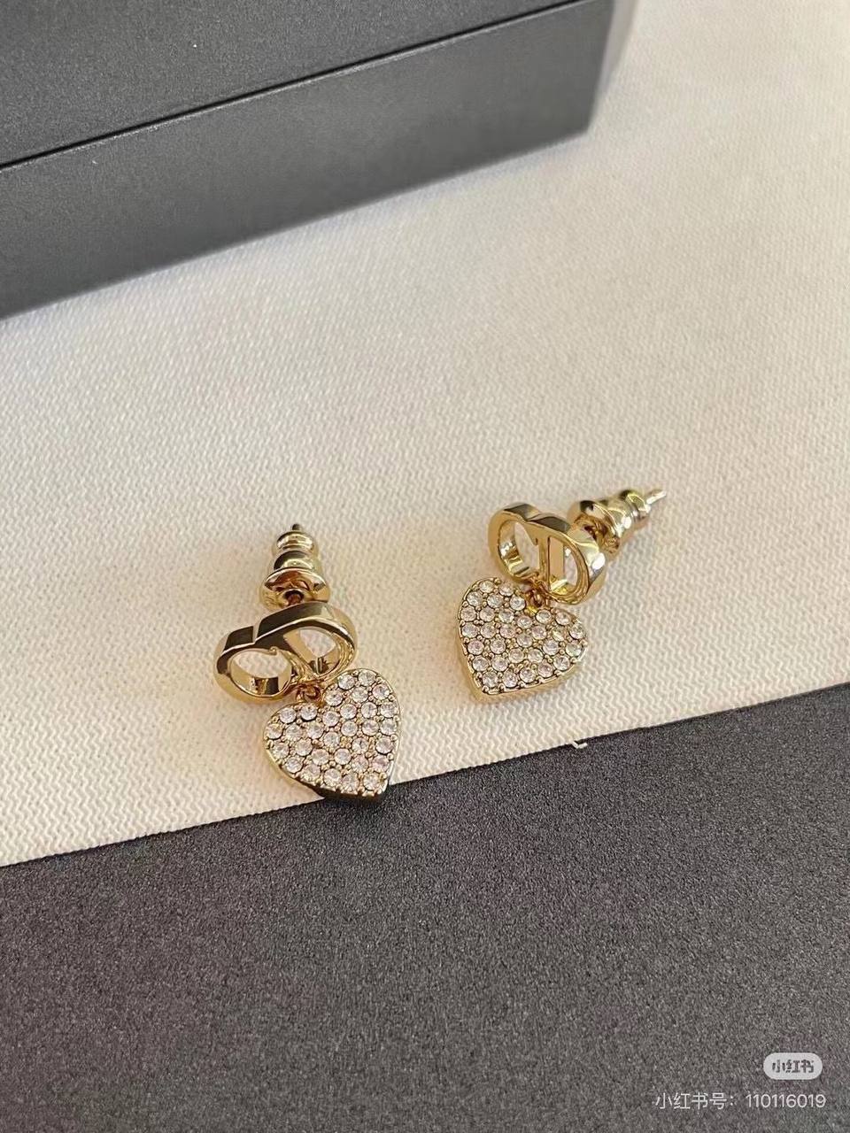 Dior SET❤️‍🔥*
Necklace 🦋
Earring💥
Bracelet 🌸
Master quality 💯
With normal boxes 📦 
130 dhs✅
With master box 🗃️ 
140 dhs✅

Zain216
♥️♥️♥️