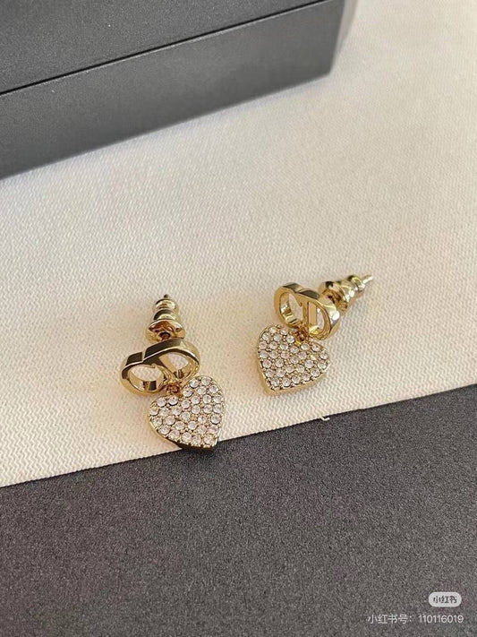 Dior SET❤️‍🔥*
Necklace 🦋
Earring💥
Bracelet 🌸
Master quality 💯
With normal boxes 📦 
130 dhs✅
With master box 🗃️ 
140 dhs✅

Zain216
♥️♥️♥️