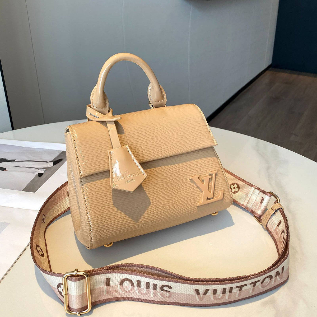 LV

Best quality 
with box
115 dhs🇦🇪🇦🇪

size 21CM

Zain290
♥️♥️♥️