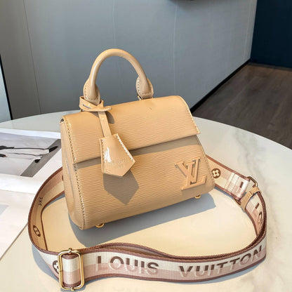 LV

Best quality 
with box
115 dhs🇦🇪🇦🇪

size 21CM

Zain290
♥️♥️♥️