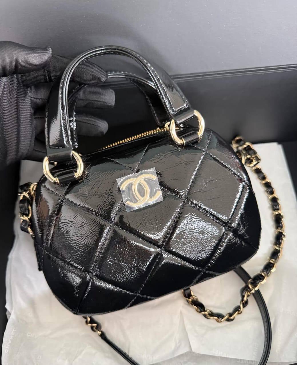 Chanel 

100 dhs✅

with box
🎁🎁🎁

Size:18-12-7

Zain07
♥️♥️♥️