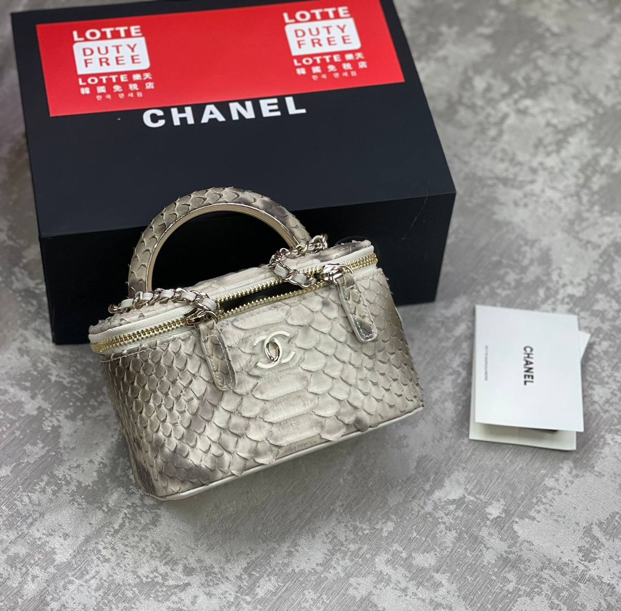 Chanel
with box 

High quality 
350 dhs✅

Zain175
♥️♥️♥️