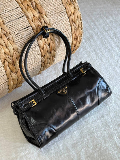 PRADA
SUPER MASTER QUALITY 
SIZE:23cm 1100 dhs✅
SIZE:30cm 1250 dhs✅

Zain307
♥️♥️♥️