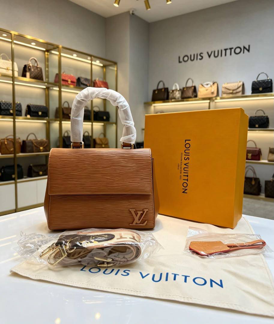 LV
with box
110 dhs✅

Zain07
♥️♥️♥️