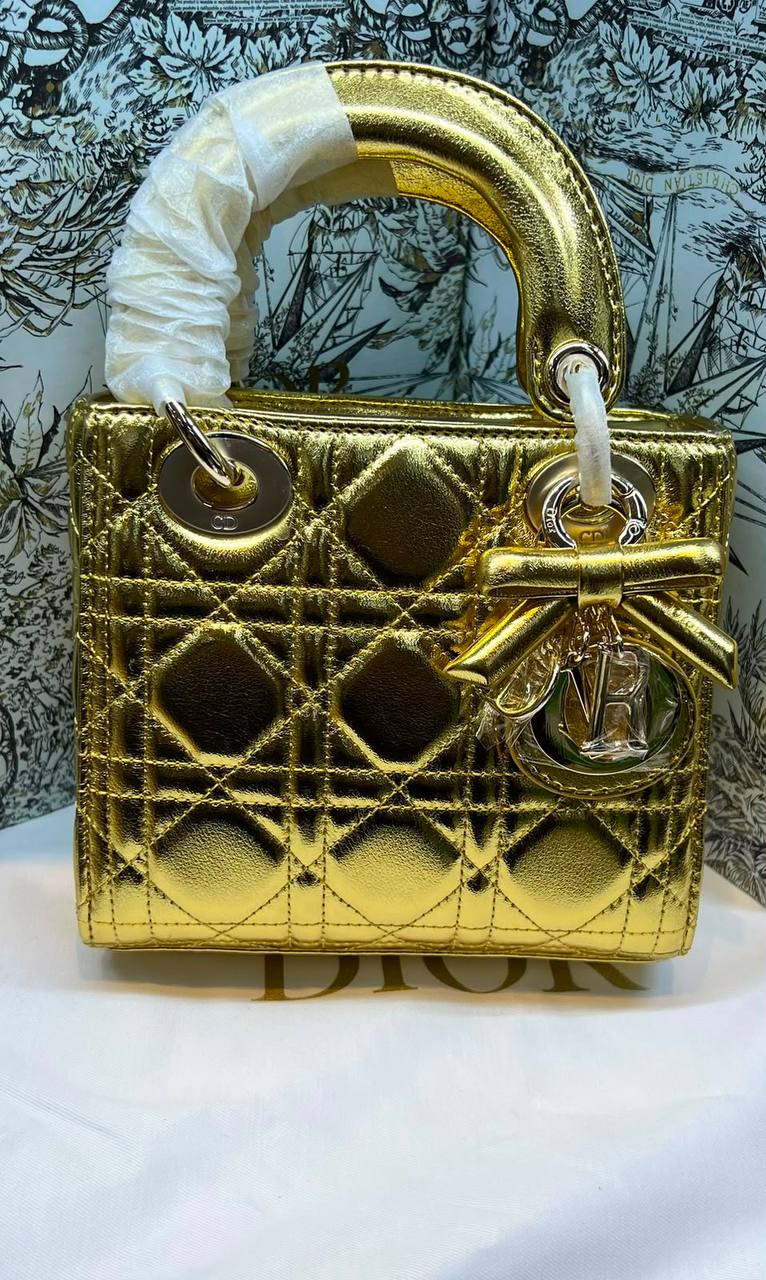 Lady Dior Bag With Chain
Master quality 
17cm with box 📦 
320 dhs🇦🇪🇦🇪

Zain95
♥️♥️♥️