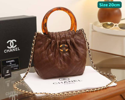 Chanel
Good quality 

with box 🎁🎁🎁

100 dhs✅

Zain186
♥️♥️♥️