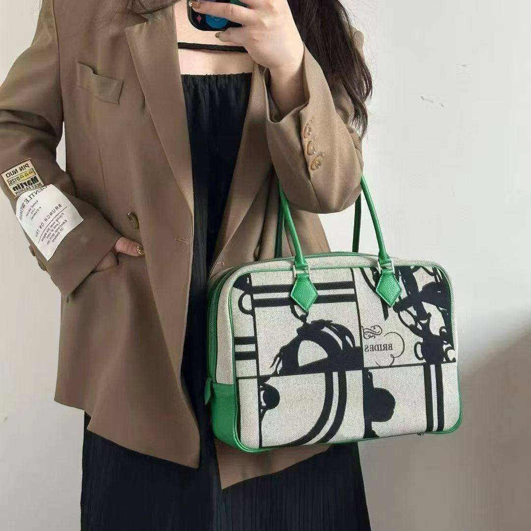 HERMES ʙᴀʀᴇɴɪᴀ
ᴀɴᴅ ᴛᴏɪʟᴇ ʀᴏᴄᴏʙᴀʀ ᴘʟᴜᴍᴇ
ʜᴀɴᴅʙᴀɢ ᴡɪᴛʜ ʟᴏɴɢ sᴛʀᴀᴘ
ʜᴏʀsᴇ ᴘʀɪɴᴛ ᴄᴀɴᴠᴀs
ᴀɴᴅ ᴘᴀʟʟᴀᴅɪᴜᴍ ʜᴀʀᴅᴡᴀʀᴇ


SMALL sɪᴢᴇ ᴘʀɪᴄᴇ: *105 ᴅʜs* 
              ( ᴡɪᴛʜ BOX )
🎁🎁🎁

MEDIUM sɪᴢᴇ ᴘʀɪᴄᴇ: *115 ᴅʜs* 
              ( ᴡɪᴛʜ BOX )
🎁🎁🎁

LARGE sɪᴢᴇ ᴘʀɪᴄᴇ: *
