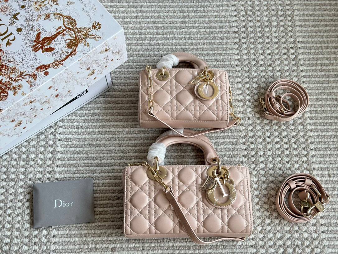 Dior

17cm 300 dhs🇦🇪🇦🇪
22 cm. 320 dhs🇦🇪🇦🇪

Zain10
♥️♥️♥️