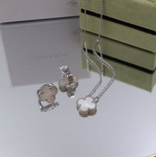130VCA SET 
necklaces 😍
 Earring✨
With normal boxes 🗃️ 
130 dhs✅

With master box 📦 
160 dhs✅

Zain216
♥️♥️♥️