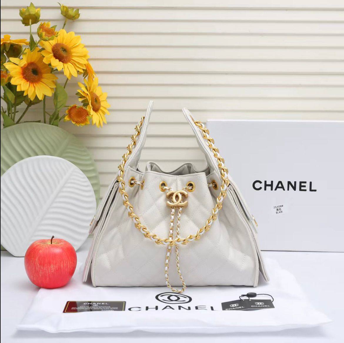 Chanel

with box 
🎁🎁🎁

110 dhs🪙

Zain50
♥️♥️♥️
