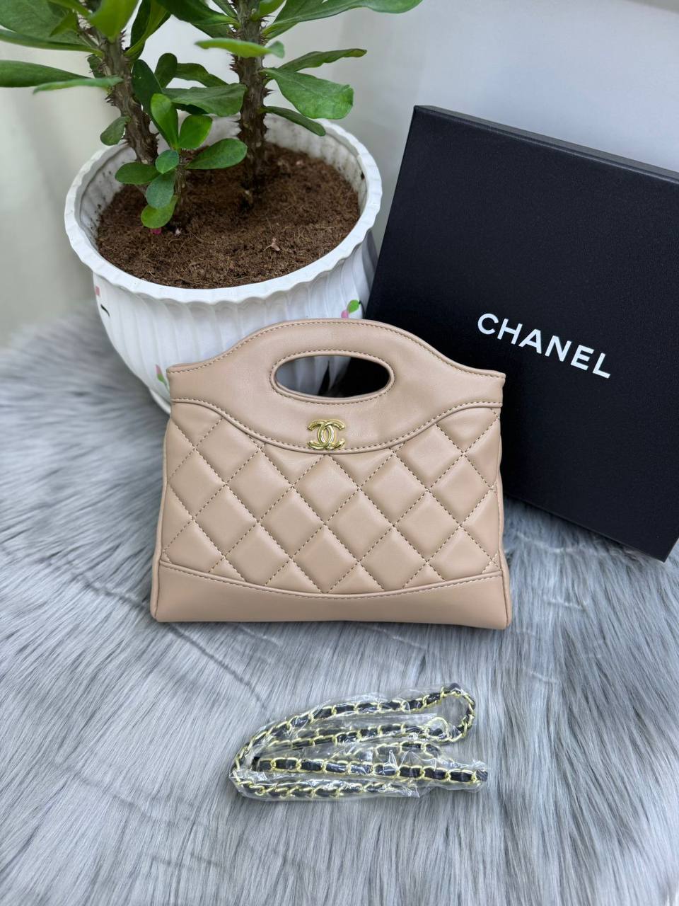 🥇LV Capucenis
1️⃣ First quality +🎁
Size : 25 * 17 cm
100 dhs✅
with box🎁

Zain115
♥️♥️♥️